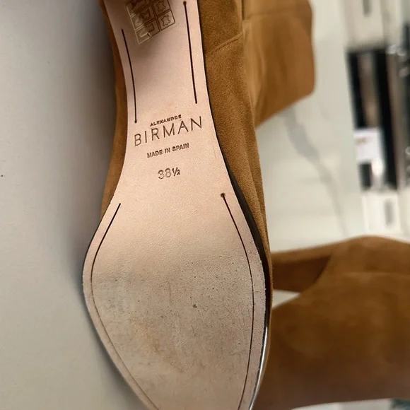 Beautiful Boots . Women’s boots only worn 1 time . Mostly in doors. - Picture 3 of 9